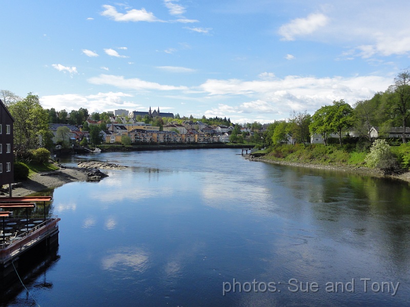 day three trondheim 0079.jpg - looking up river from the bridge